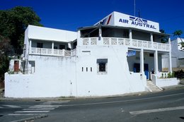 Air-Austral;-Archipel-des-Comores;-Architecture;-Bâtiment;-Compagnie-aérienne;-Enseigne;-France;-Kaleidos;-Kaleidos-images;-La-parole-à-limage;-Laurent-Abad;-Mayotte;-Océan-Indien;-Stories-Pictures;-Transport